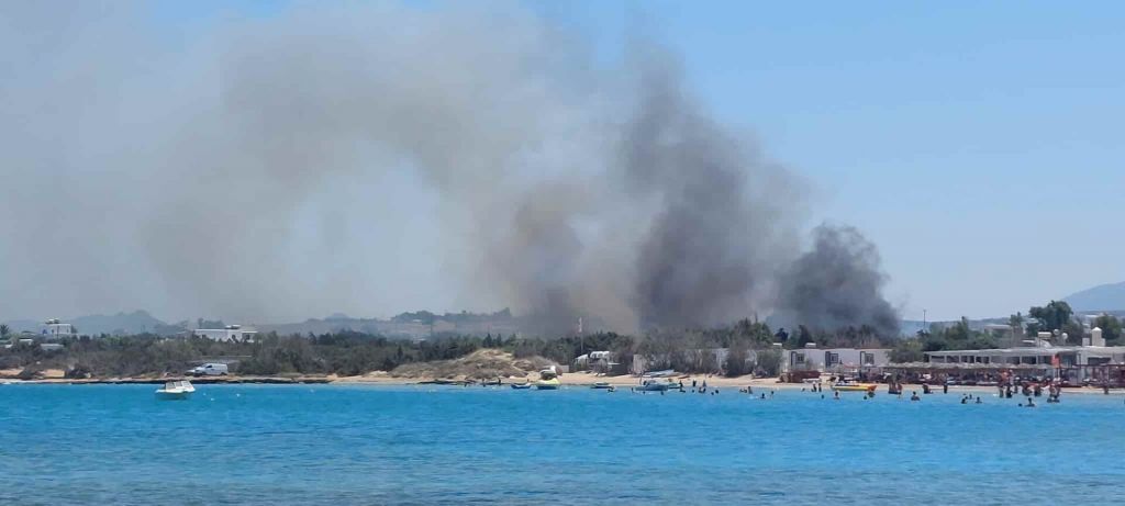 Συναγερμός στην Πάρο για φωτιά στη Σάντα Μαρία