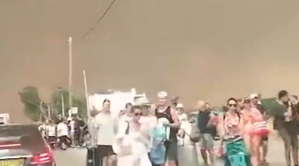 Πρώτο θέμα στα βρετανικά ΜΜΕ η φωτιά στη Ρόδο – «Ο γιος μου λέει ότι δεν θέλει να πεθάνει»