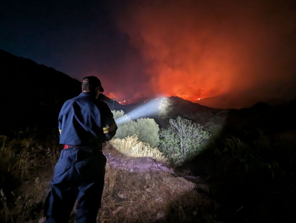 Τρεις εθελοντές τραυματίστηκαν ελαφρά στην κατάσβεση της φωτιάς στον δήμο Σαρωνικού