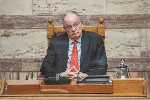 Μάχες παρασκηνίου για τα έδρανα της Βουλής