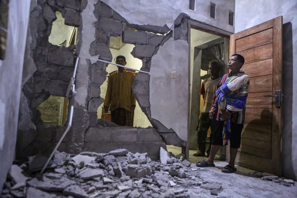 Ένας νεκρός και 10 τραυματίες από τον σεισμό των 6,4 Ρίχτερ στην Ινδονησία