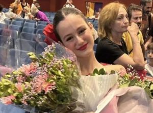 Πάτρα: Ντυμένοι στα λευκά στην κηδεία της 14χρονης Χριστίνας – Τη Δευτέρα το τελευταίο «αντίο»