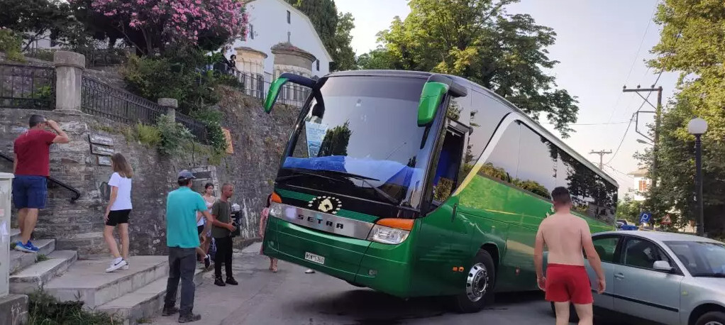 Πήλιο: Λεωφορείο του ΚΤΕΛ βρέθηκε με τη ρόδα στον αέρα