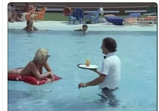 Ρόδος: O Νίκος Παπαναστασίου ως «Λαλάκης» στα ’80s σερβίρει στην πισίνα