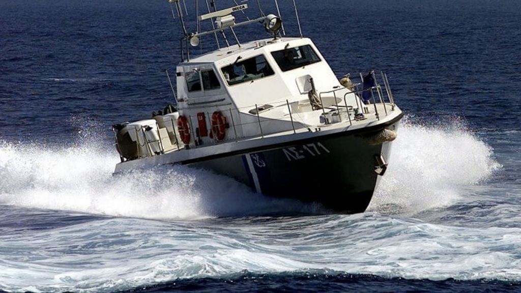 Ναυάγιο στον Σαρωνικό: Βυθίστηκε σκάφος με οκτώ επιβαίνοντες