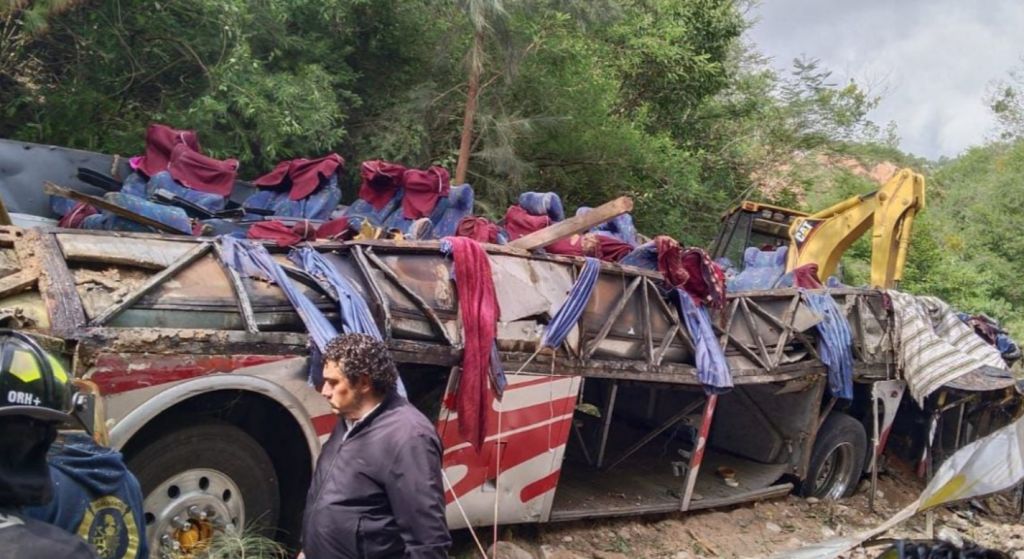 Λεωφορείο έπεσε σε γκρεμό στο Μεξικό – Τουλάχιστον 25 νεκροί