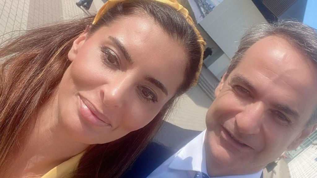 Τουρκάλα δημοσιογράφος που καλούσε σε μποϊκοτάζ των ελληνικών νησιών έβγαλε selfie με τον Μητσοτάκη