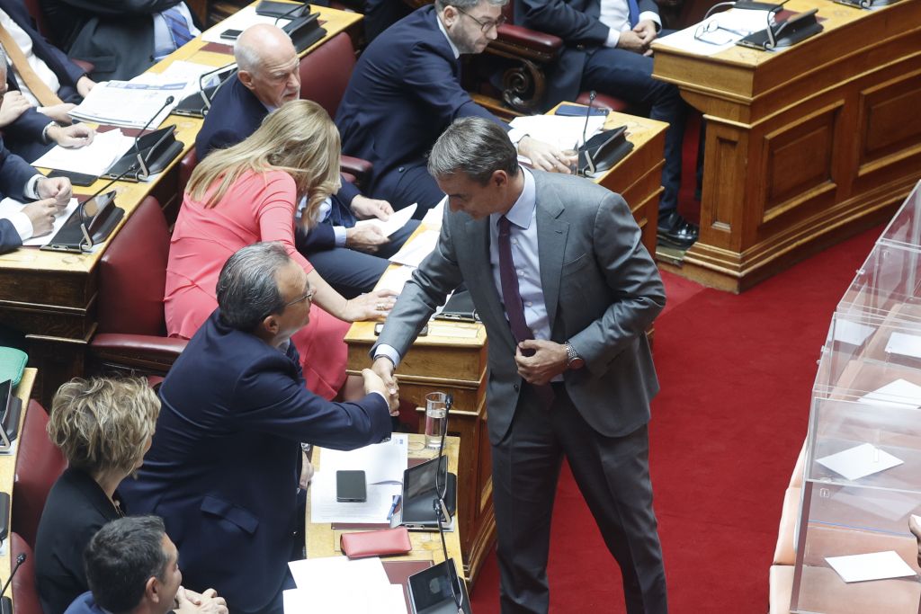 Βουλή: Θερμή χειραψία Μητσοτάκη – Φάμελλου υπό το βλέμμα του Τσίπρα