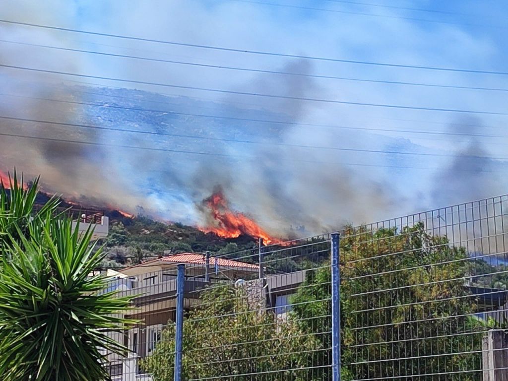 Φωτιά στον Κουβαρά: «Η φωτιά δεν είναι προσβάσιμη από όλα τα σημεία γι’ αυτό και επεκτείνεται»