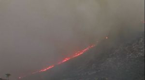 Προς Μαγούλα το πύρινο μέτωπο στα Δερβενοχώρια – Πώς εξελίσσονται οι φωτιές σε Αν. Αττική και Λουτράκι