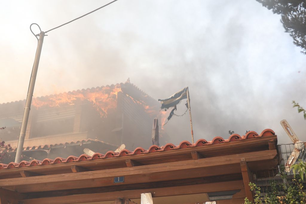 Στις φλόγες η Αττική: Καίγονται σπίτια στον δήμο Σαρωνικού