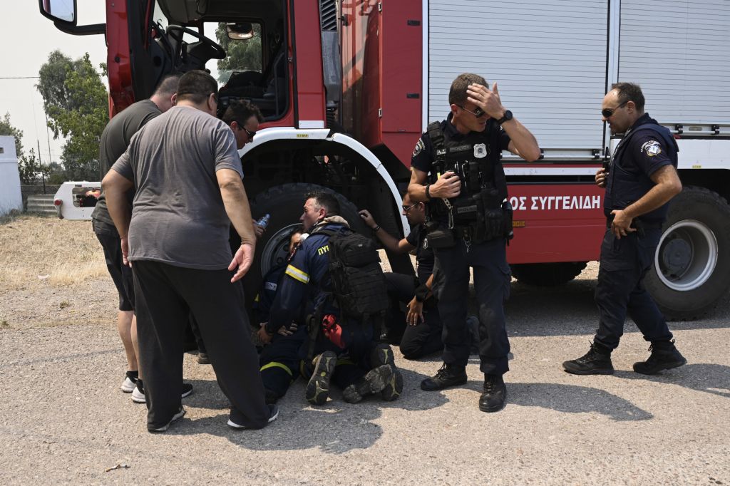 Πυροσβέστης λιποθύμησε από εξάντληση στη Νέα Πέραμο