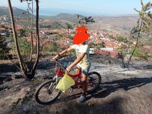 Πιτσιρικάς έκανε 2 χλμ στον καύσωνα και συγκίνησε πυροσβέστες