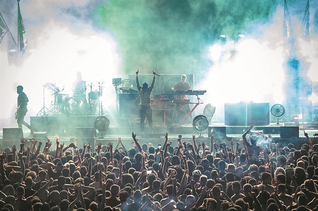 «Δυναμίτες» Prodigy δεν άφησαν τίποτα όρθιο στην Πλατεία Νερού