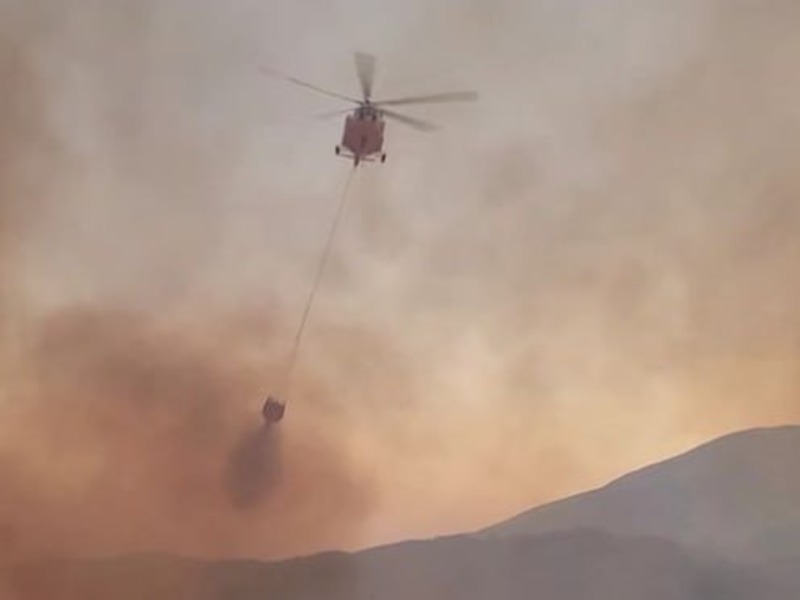 Φωτιά στην Ρόδο: Ολονύχτια μάχη με τις φλόγες – Ξεκίνησαν ξανά να επιχειρούν τα εναέρια μέσα