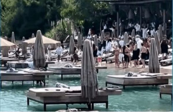 Beach bar στη Ρόδο: Παραμένουν οι πλωτές ξαπλώστρες και οι άθλιες εργασιακές συνθήκες