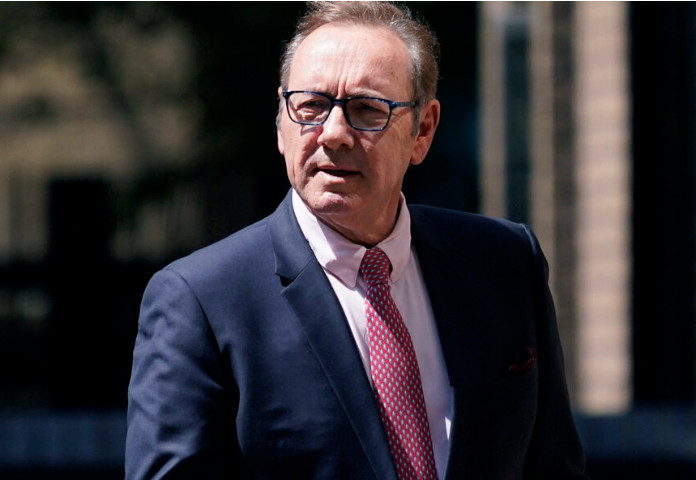 Κέβιν Σπέισι: Γιόρτασε την αθώωσή του για τις κατηγορίες σεξουαλικών επιθέσεων