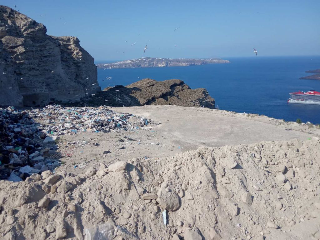 Σαντορίνη: Σκουπίδια στην καρδιά της Καλντέρας με… θέα θάλασσα