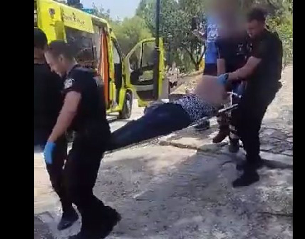 Ακρόπολη – Καύσωνας: Αστυνομικοί πήραν με φορείο τουρίστρια που κατέρρευσε λόγω της ζέστης