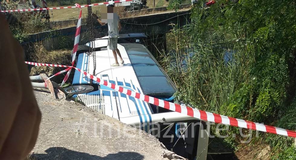 Τουριστικό λεωφορείο έπεσε από γεφύρι στη Ζάκυνθο