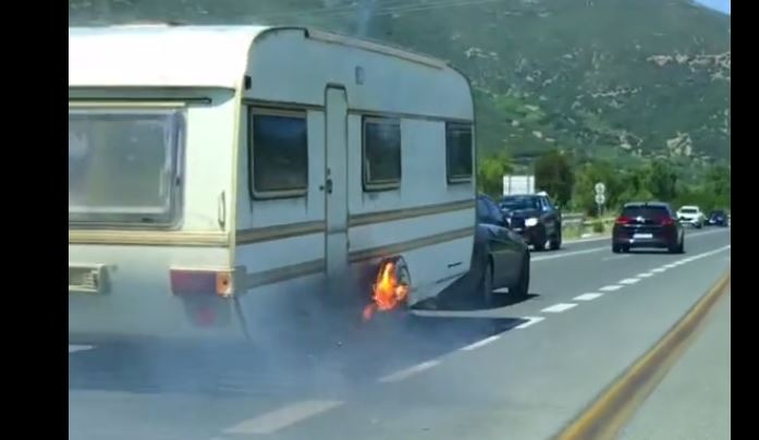 Βίντεο ντοκουμέντο με το φλεγόμενο τροχόσπιτο που προκάλεσε δασική πυρκαγιά