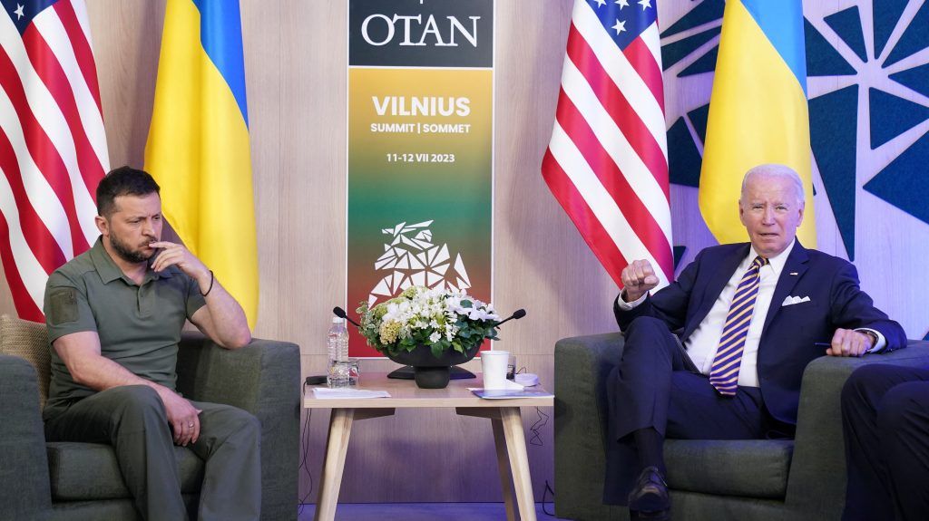 Το ΝΑΤΟ δεν υπερασπίζεται την Ουκρανία – Τη μαχαιρώνει στην πλάτη