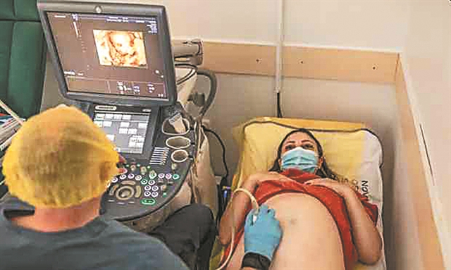 Ανθούν οι κλινικές παρένθετης μητρότητας παρά τον πόλεμο