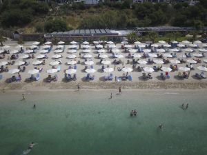 Παραλίες: 22 συλλήψεις σε Μύκονο, Πάρο και Ρόδο για κατάληψη αιγιαλού