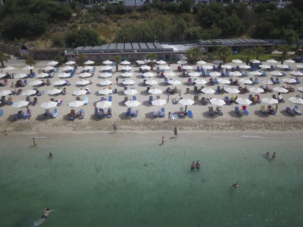 Παραλίες: 22 συλλήψεις σε Μύκονο, Πάρο και Ρόδο για κατάληψη αιγιαλού