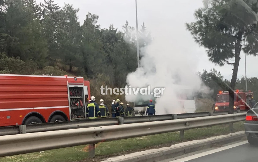 Στις φλόγες τουριστικό λεωφορείο στην Ε.Ο Θεσσαλονίκης – Σερρών