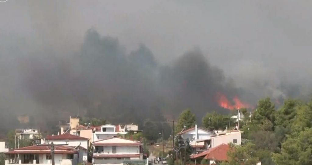 Δραματικές ώρες στην Πάρνηθα: Μέσα στα σπίτια η φωτιά σε Αγία Παρασκευή και Καποτά – Ηχησε το 112