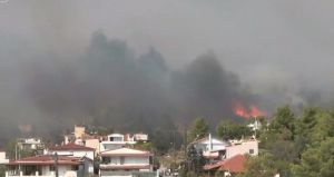 Δραματικές ώρες στην Πάρνηθα: Μέσα στα σπίτια η φωτιά σε Αγία Παρασκευή και Καποτά – Ηχησε το 112