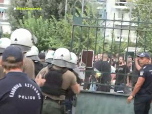 Νέα Φιλαδέλφεια: Ενταση έξω από τα Δικαστήρια ενώ απολογούνται δράστες των αιματηρών γεγονότων