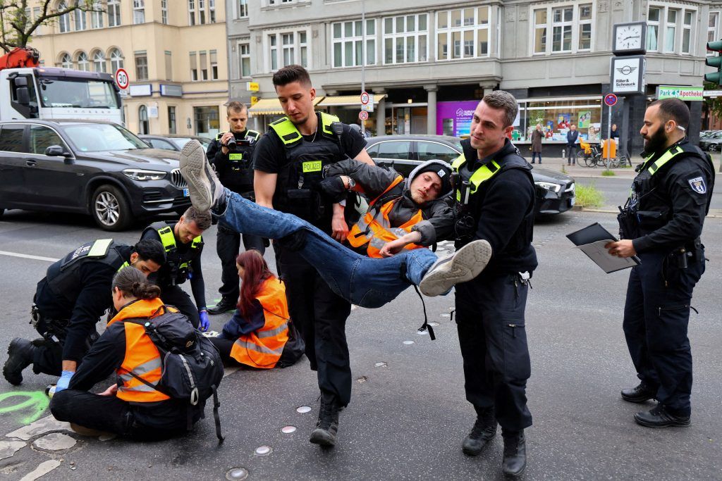 Πρωτοφανής αστυνομική κινητοποίηση κατά των ακτιβιστών του κλίματος στην Ευρώπη