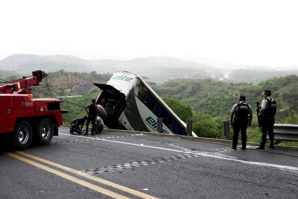 Μεξικό: Μετανάστες οι επιβάτες του λεωφορείου που έπεσε σε χαράδρα