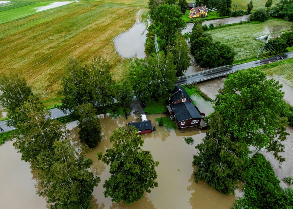 Χάος από τις πλημμύρες στη Νορβηγία: Ορμητικά νερά παρασέρνουν σπίτι