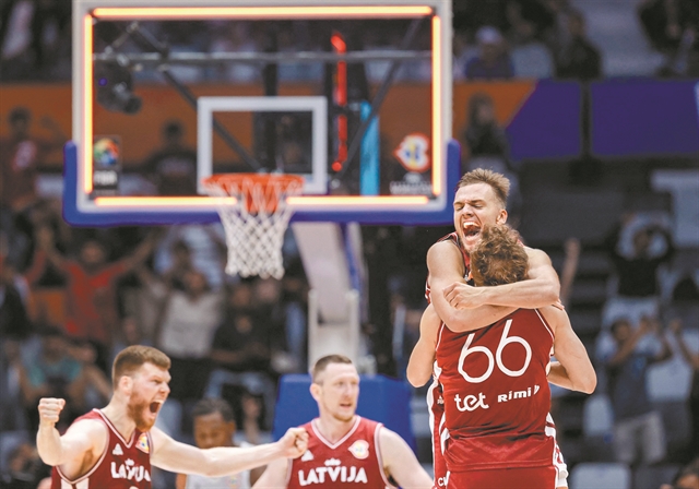 Οι Γάλλοι πάνε σπίτι τους!