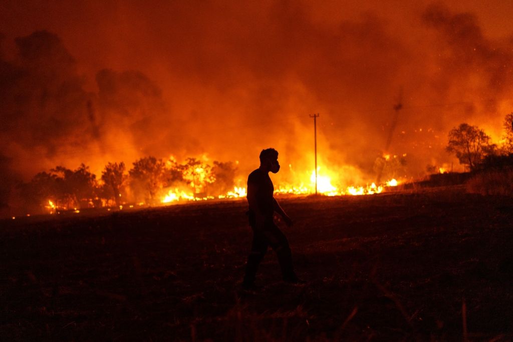 Φωτιά στον Εβρο: Εγκλωβισμένοι 250 μετανάστες σε νησίδες