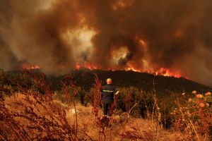 Φωτιά στην Άνδρο: Η δραματική περιγραφή του εθελοντή που σώθηκε από την πυρκαγιά