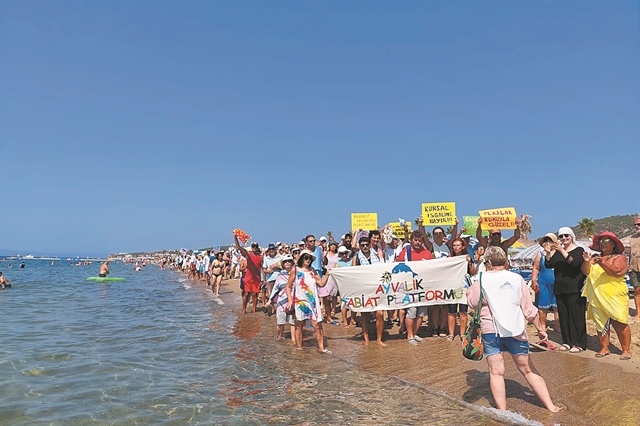 Anche il Movimento greco per le spiagge libere si sta svolgendo dall’altra parte della strada