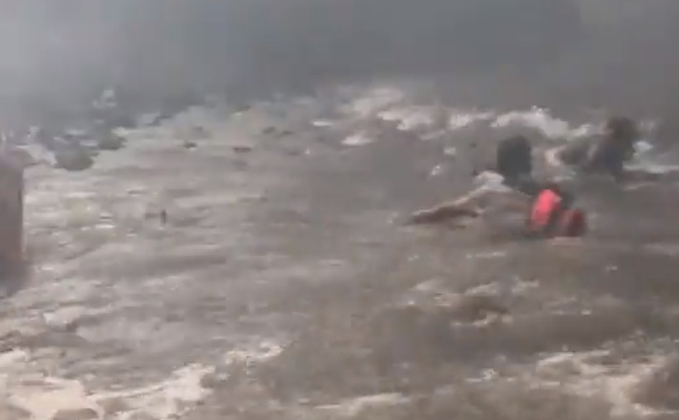 Χαβάη: Ανθρωποι πέφτουν στη θάλασσα για να σωθούν από τις φλόγες