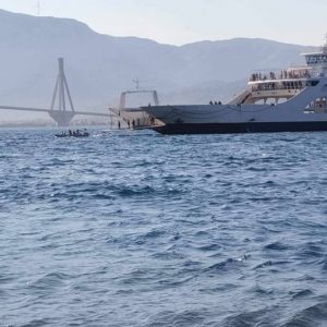 Πανικός με δύο κορίτσια που παρασύρθηκαν με στρώμα στα ανοιχτά – Πώς τις έσωσαν