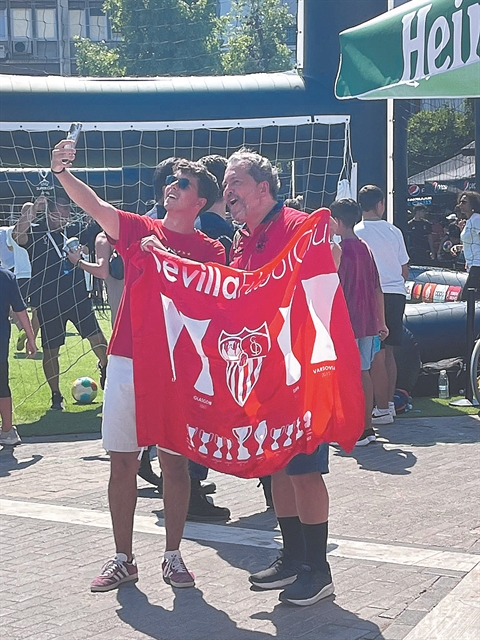 Ξέφρενο ποδοσφαιρικό πάρτι στον Πειραιά