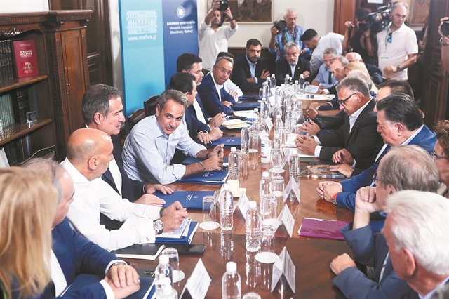 Μητσοτάκης σε κίνηση για ΔΕΘ και αυτοδιοικητικές