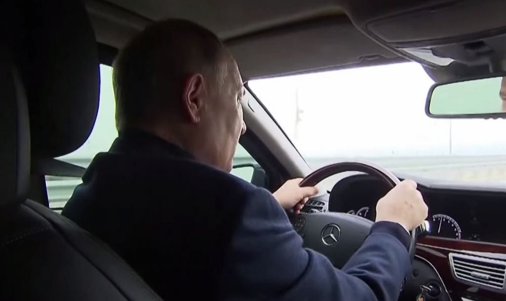 Ο Πούτιν «διαφημίζει» τα ρωσικά αυτοκίνητα