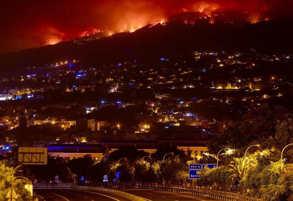 Μαίνεται η πυρκαγιά στην Τενερίφη – Δεκάδες χιλιάδες άνθρωποι εγκαταλείπουν τα σπίτια τους