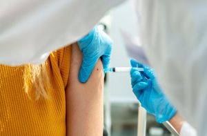 Παίζει ρόλο σε ποιο χέρι γίνεται το εμβόλιο για τον κορονοϊό;