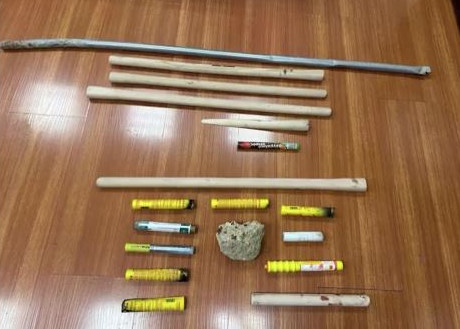 Νέα Φιλαδέλφεια: Αυτό είναι το οπλοστάσιο των Κροατών χούλιγκαν – Στυλιάρια, σουγιάδες και τάβλες με καρφιά