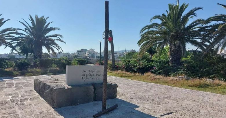 Νίκος Καζαντζάκης: Εικόνες ντροπής – Βανδάλισαν τον τάφο του στο Ηράκλειο