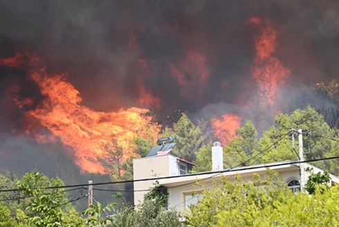 Φωτιά στην Πάρνηθα: Καίει τον Εθνικό Δρυμό – Στις φλόγες δεκάδες σπίτια – Εκκενώσεις στην Αλεξανδρούπολη